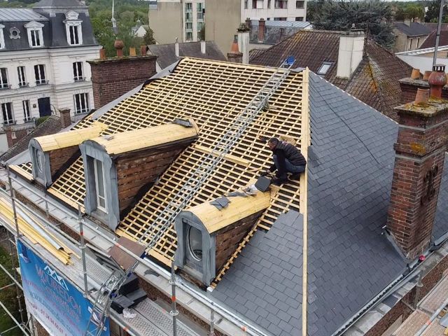 Couverture en ardoise et lucarnes