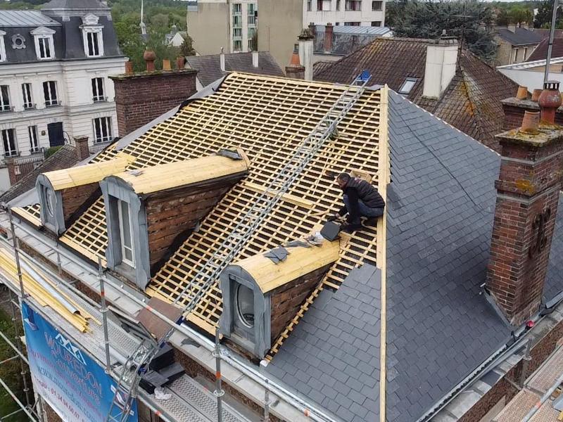 Couverture en ardoise : pose des ardoises rang par rang