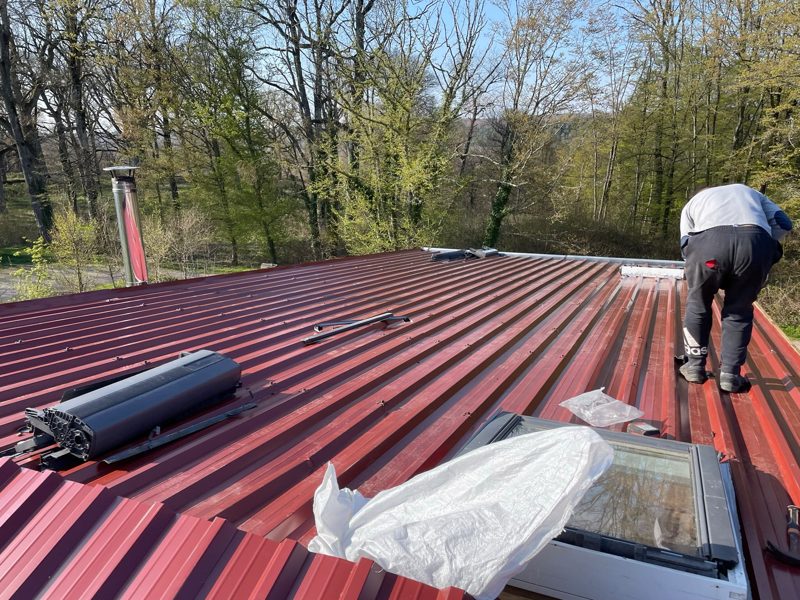 Couverture bac acier : couvreur fixant les plaques