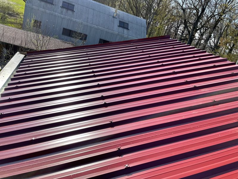 Couverture bac acier : profil nervuré rouge