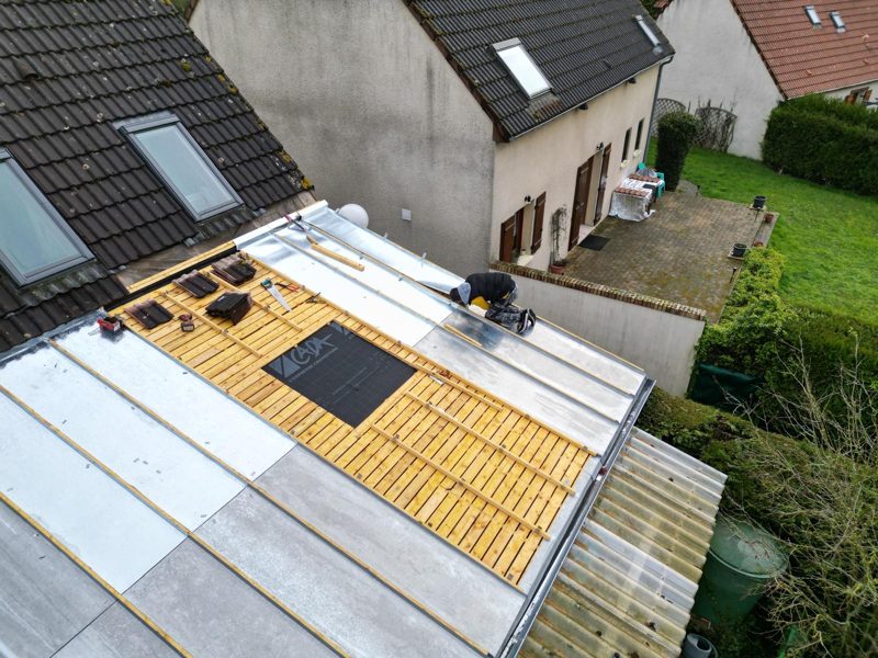 Couverture bac acier : structure et isolant préparés avant la pose