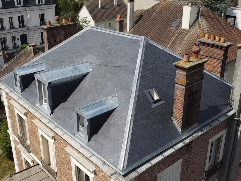 Toiture en ardoise avec lucarnes habillées en zinc