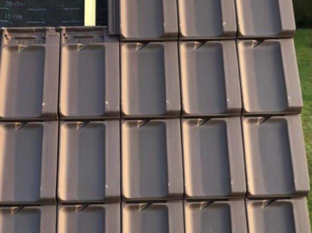 Tuiles neuves posées en couverture