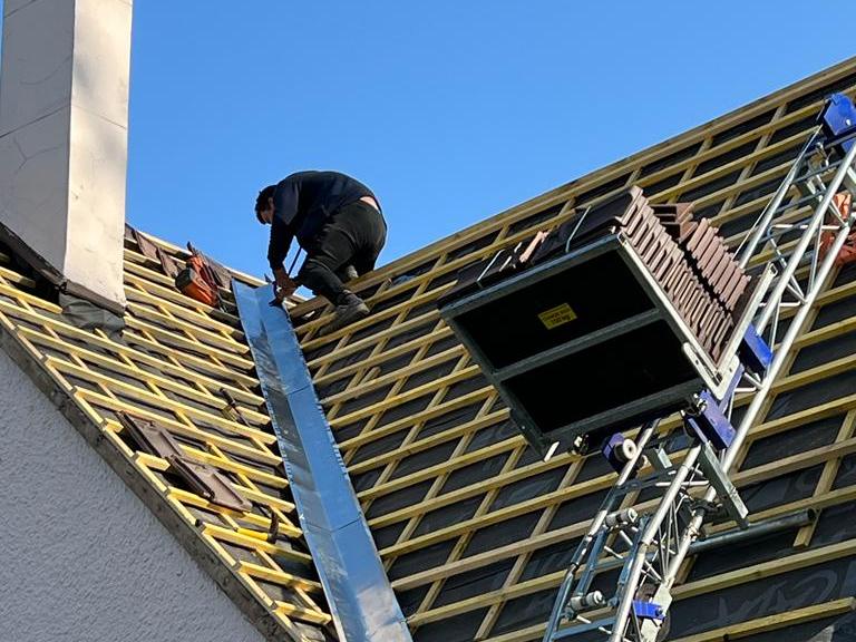 Couvreur en intervention sur un versant de toiture