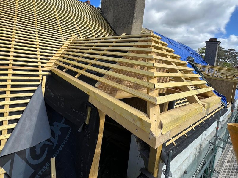 Charpente d'un chien-assis en construction, écran sous-toiture posé