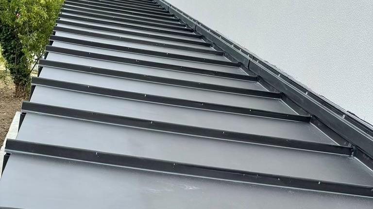 Ouvrage en zinc terminé le long d'un mur