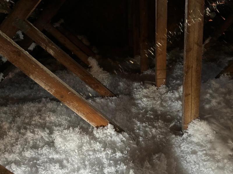 Isolant en vrac dans des combles perdus