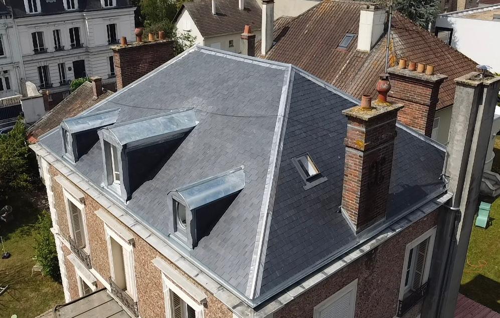 Lucarnes sur une maison bourgeoise couverte en ardoise