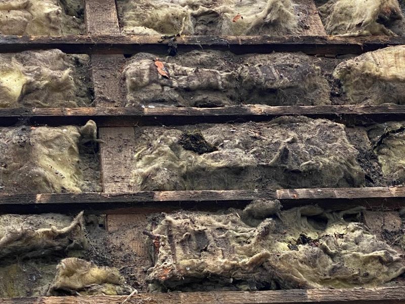 Écran sous-toiture : couverture déposée et ancien isolant visible