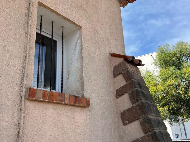 Finition d'enduit sur façade de pavillon