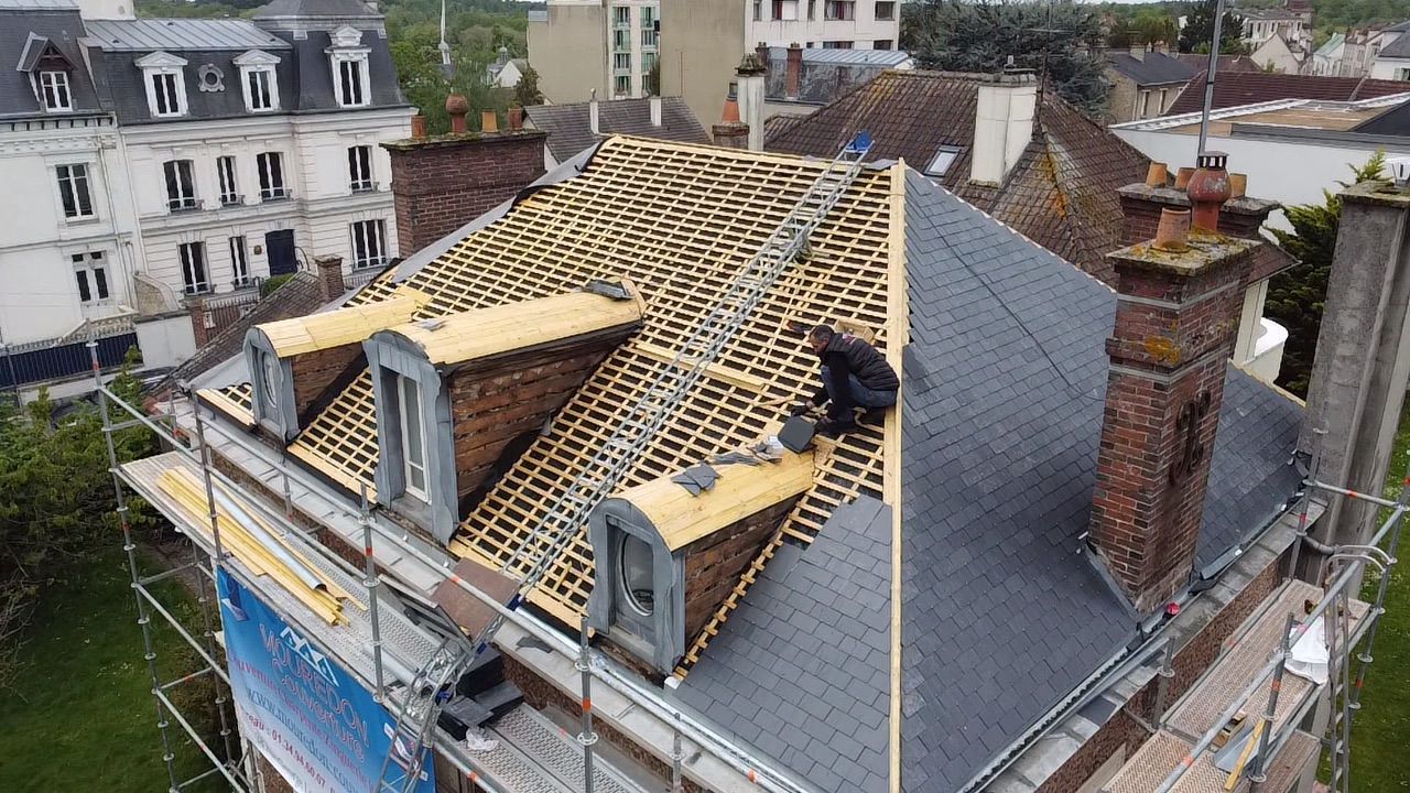 Couverture : réalisation Mouredon Couverture