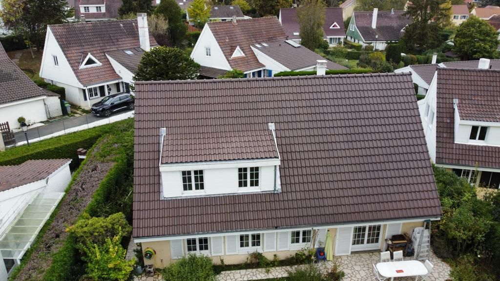 Couverture : réalisation Mouredon Couverture