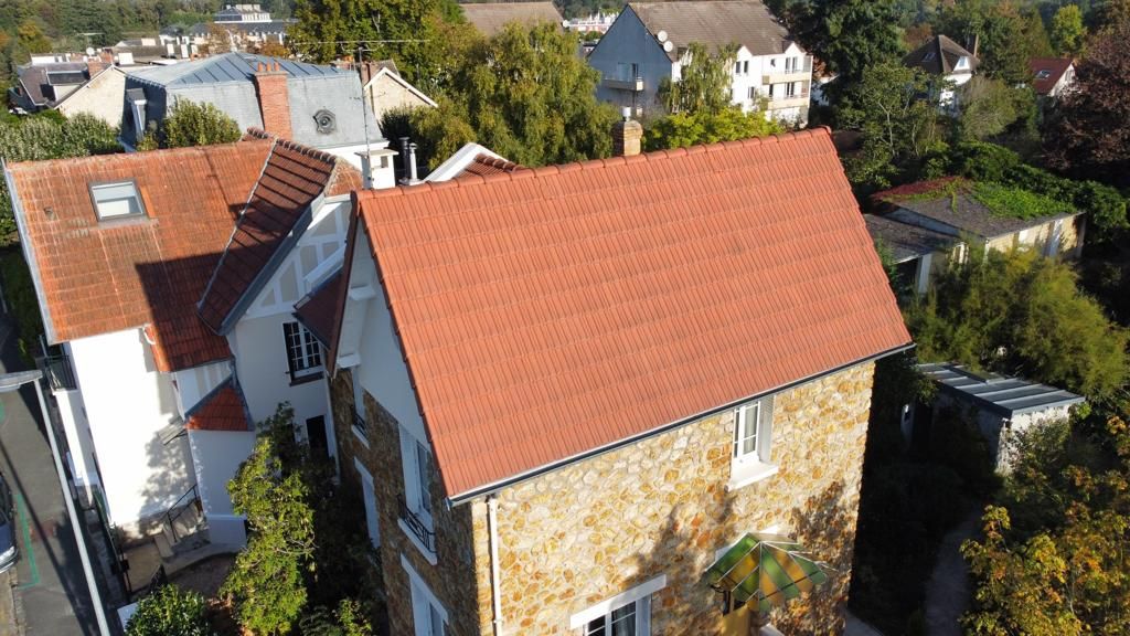 Couverture : réalisation Mouredon Couverture