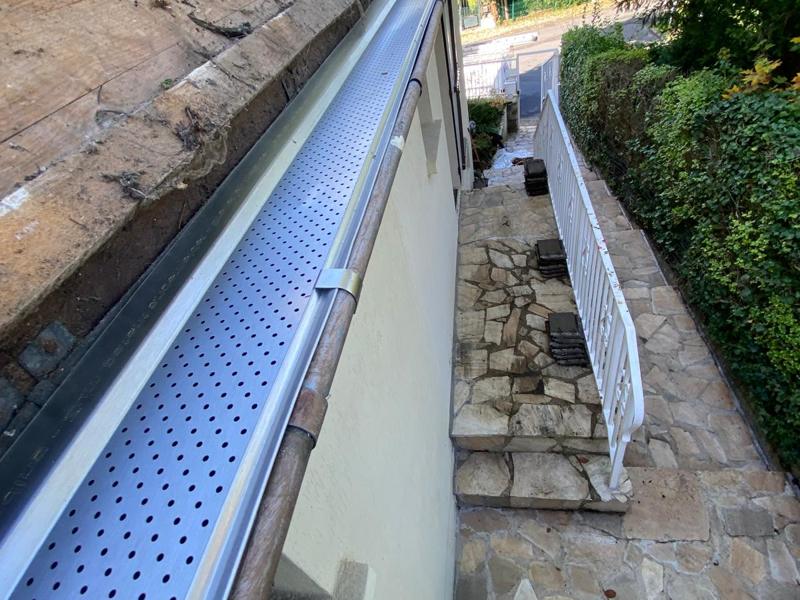 Gouttière en aluminium avec grille de protection