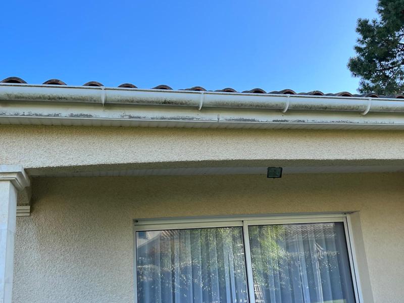 Gouttière en PVC sous un bas de toiture