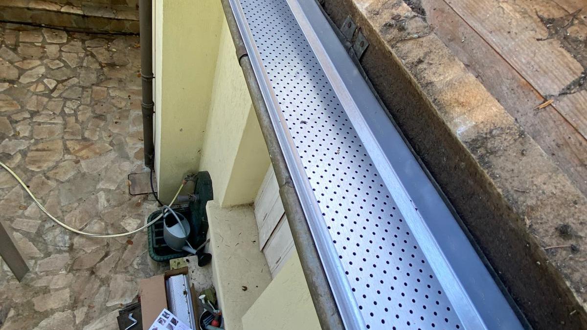 Gouttière neuve équipée d'une grille pare-feuilles
