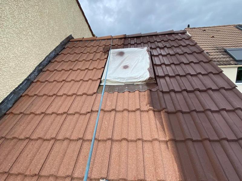 Puits de lumière tubulaire posé sur une toiture en tuiles