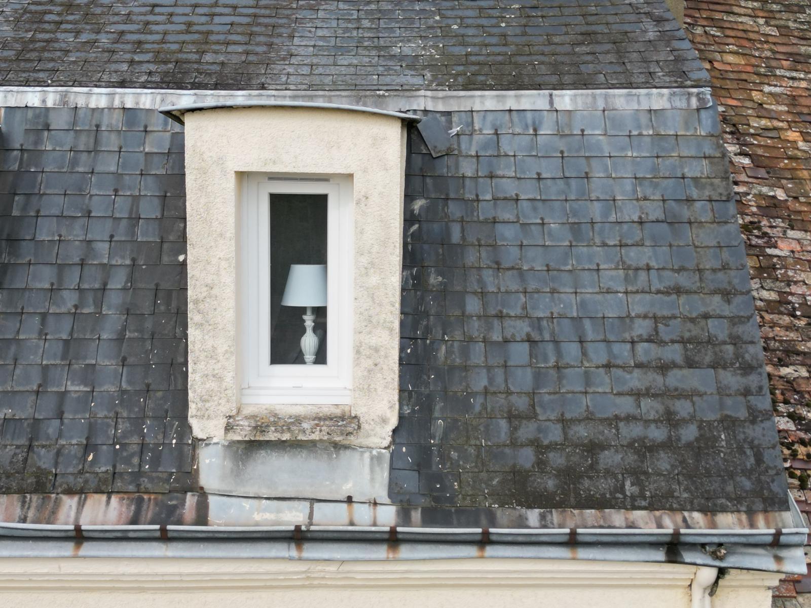 Lucarne restaurée sur une toiture en ardoise