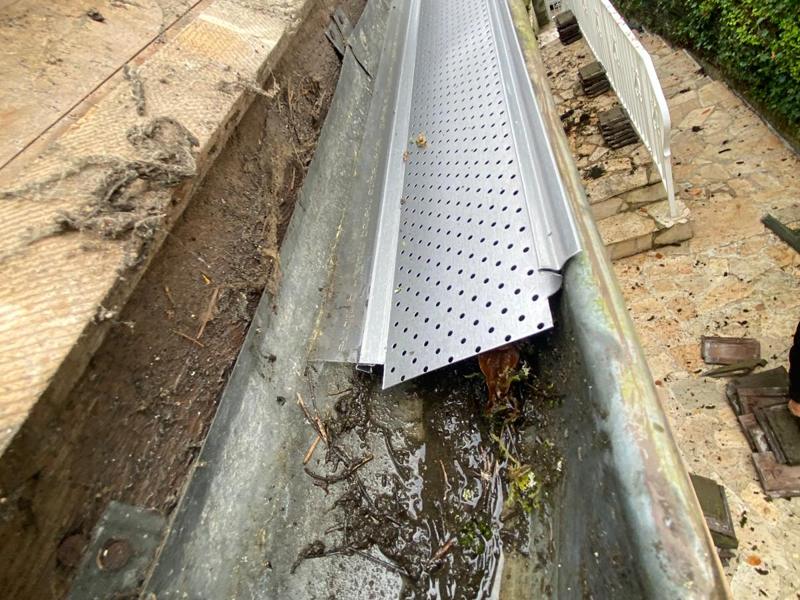 Nettoyage de gouttières : mousses et débris accumulés