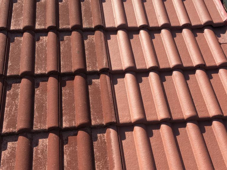 Tuiles en terre cuite rouge