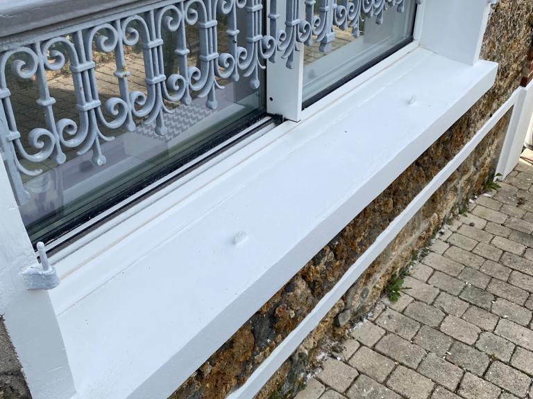 Peinture de façade : garde-corps et menuiseries à protéger