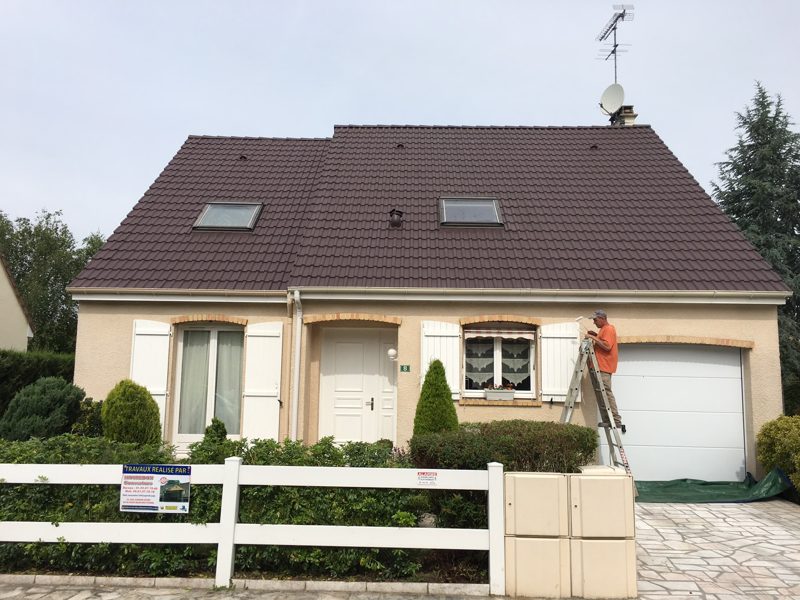 Peinture de toiture : nettoyage de la couverture avant mise en peinture