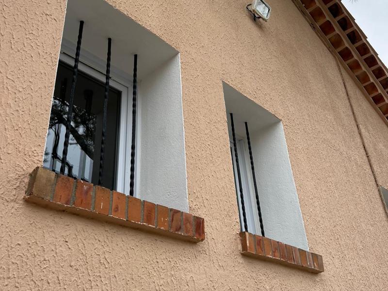 Enduit de façade neuf autour d'une fenêtre