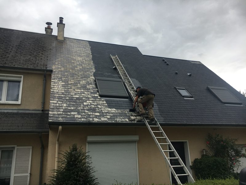 Recherche de fuite : couvreur inspectant la toiture