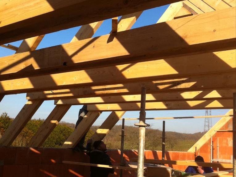 Charpente neuve en cours d'assemblage