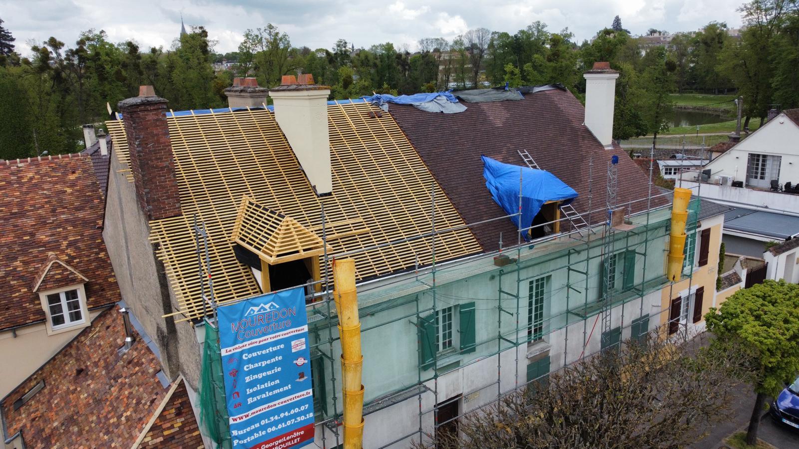 Réfection de la toiture d'un immeuble avec lucarnes, sous échafaudage