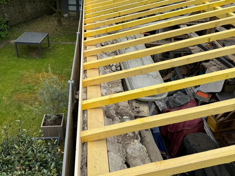 Rénovation de charpente : pose de chevrons neufs par un charpentier