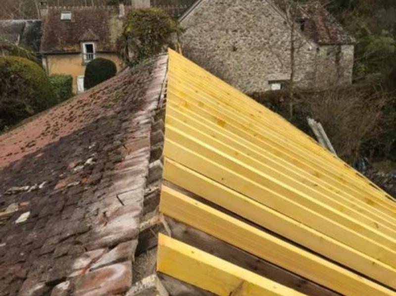Rénovation de charpente : chevrons neufs sur toiture ancienne