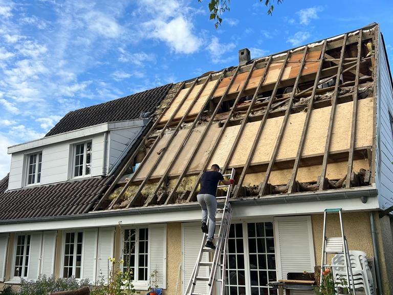 Rénovation de toiture : dépose de l'ancienne couverture, charpente conservée