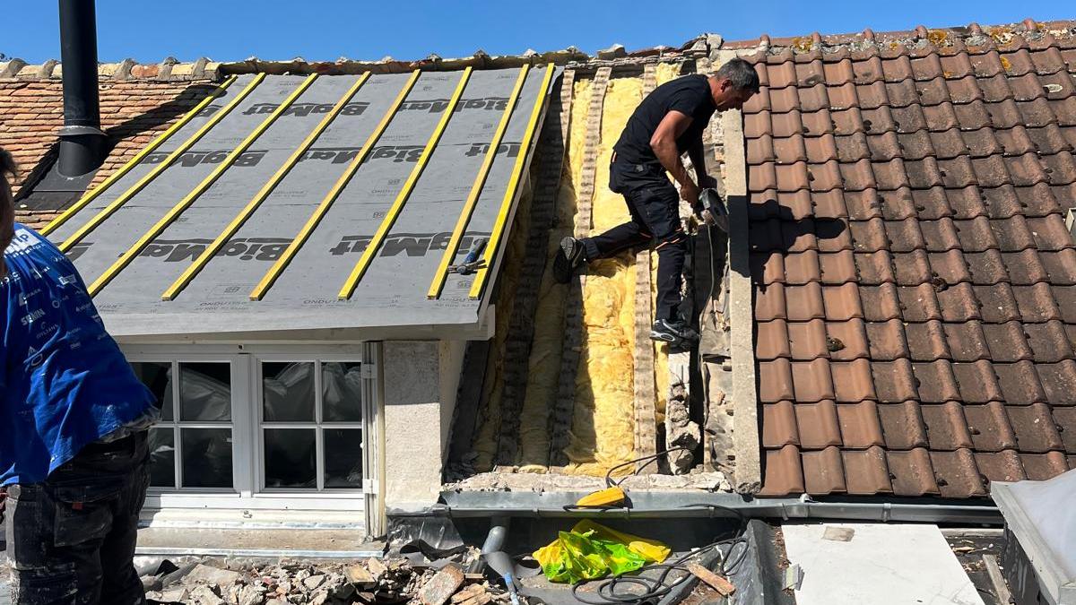 Chantier d'isolation par l'extérieur sur un toit