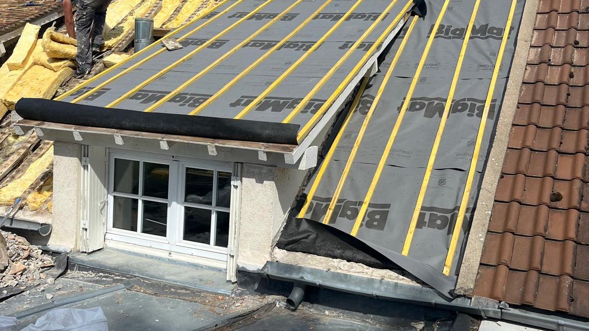 Isolation par l'extérieur sur une toiture avec lucarne