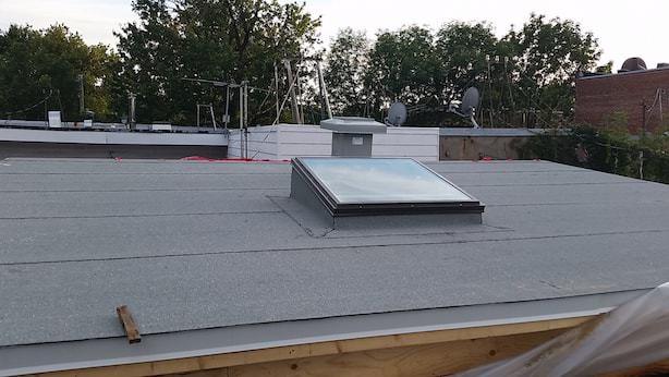 Toit-terrasse avec membrane d'étanchéité et lanterneau