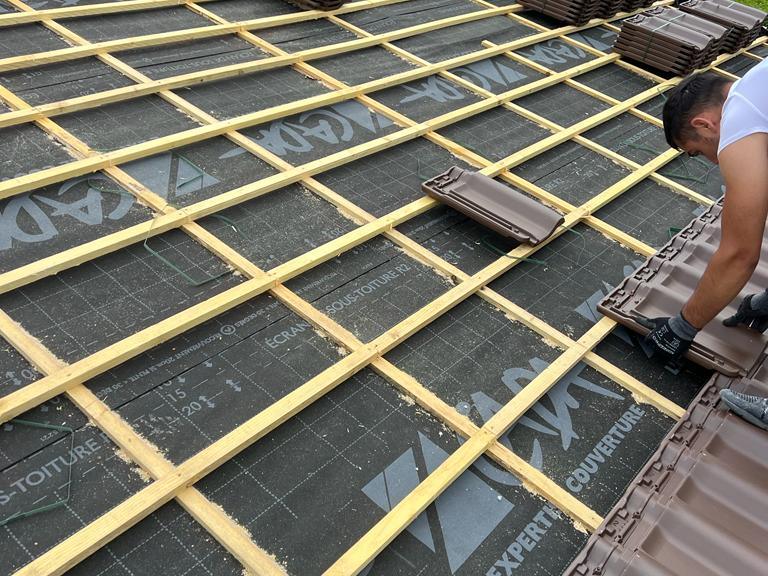 Couverture en tuiles : pose des tuiles sur liteaux