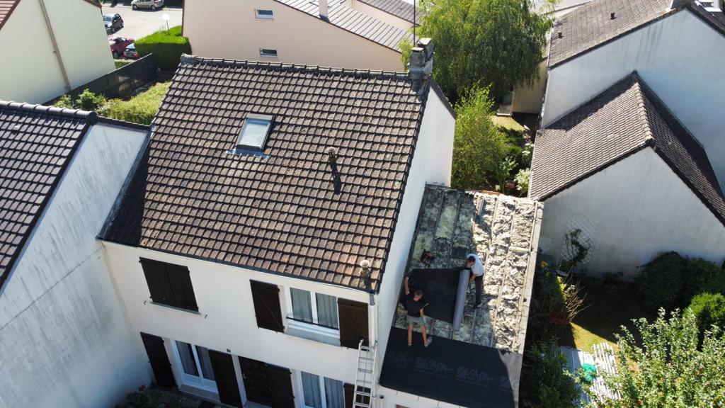 Maison de ville couverte en tuiles, vue aérienne