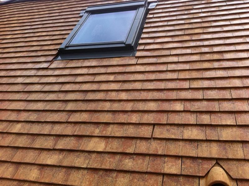 Pose VELUX : fenêtre terminée sur une couverture en tuiles plates