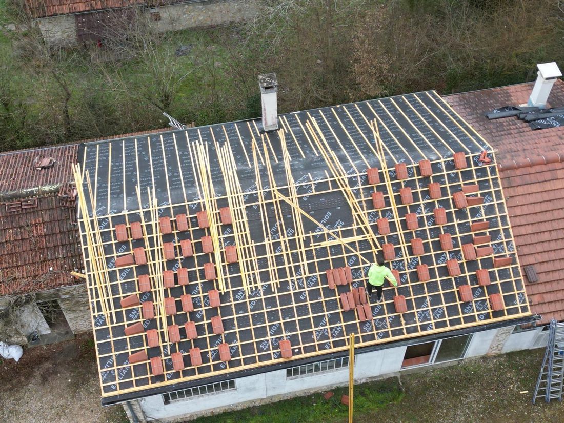 Charpente mise à nu et liteaunage en cours à Clairefontaine-en-Yvelines