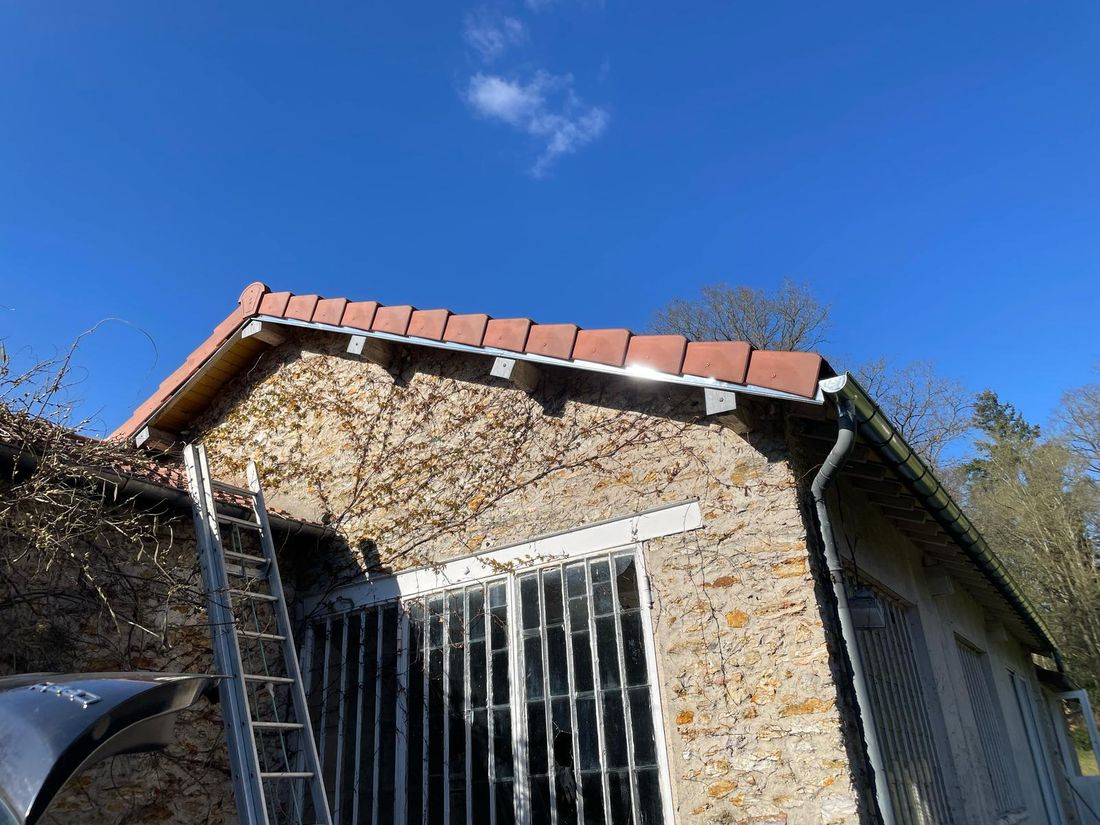Pignon et débord de toit terminés à Clairefontaine