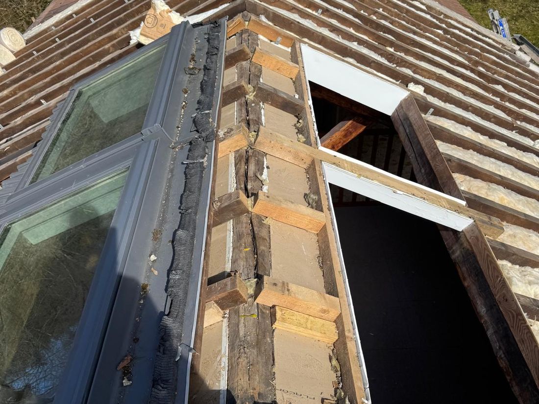 Fenêtre de toit VELUX posée dans la couverture neuve