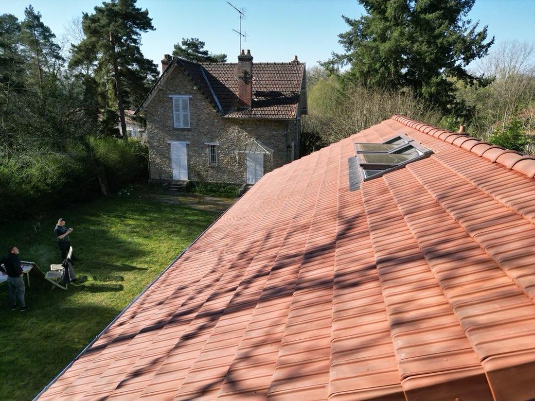 Couverture neuve en cours de pose à Clairefontaine-en-Yvelines