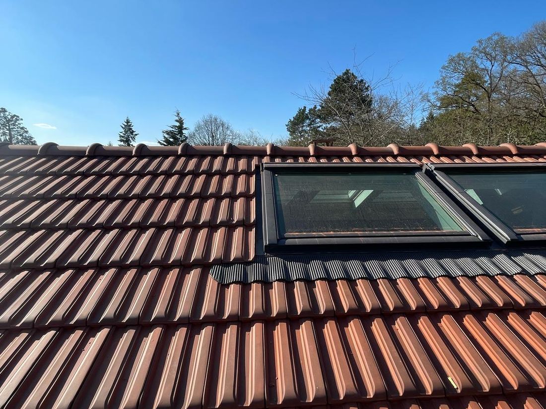 Détail des tuiles neuves autour d'un VELUX