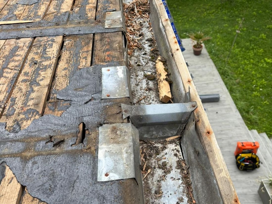 Ancien chéneau et voliges abîmées avant travaux