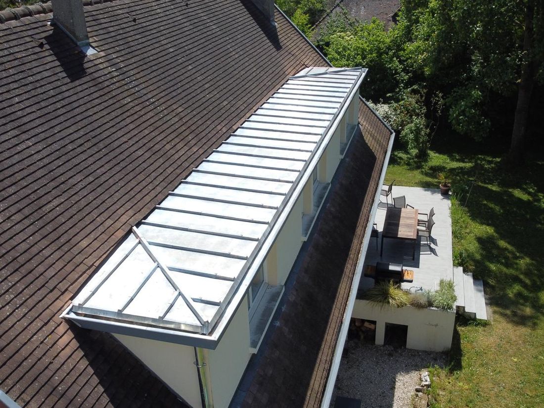 Vue d'ensemble du chien assis terminé à Poigny-la-Forêt