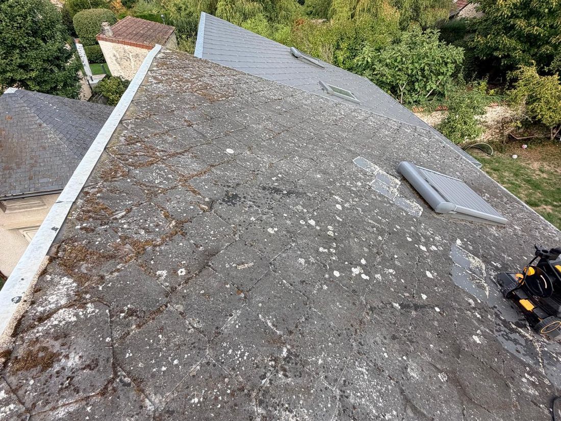 Versant avant traitement sur une maison de Sonchamp