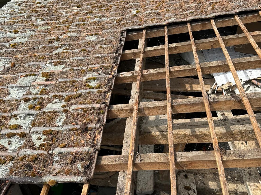 Ancienne couverture en cours de dépose à Villepreux