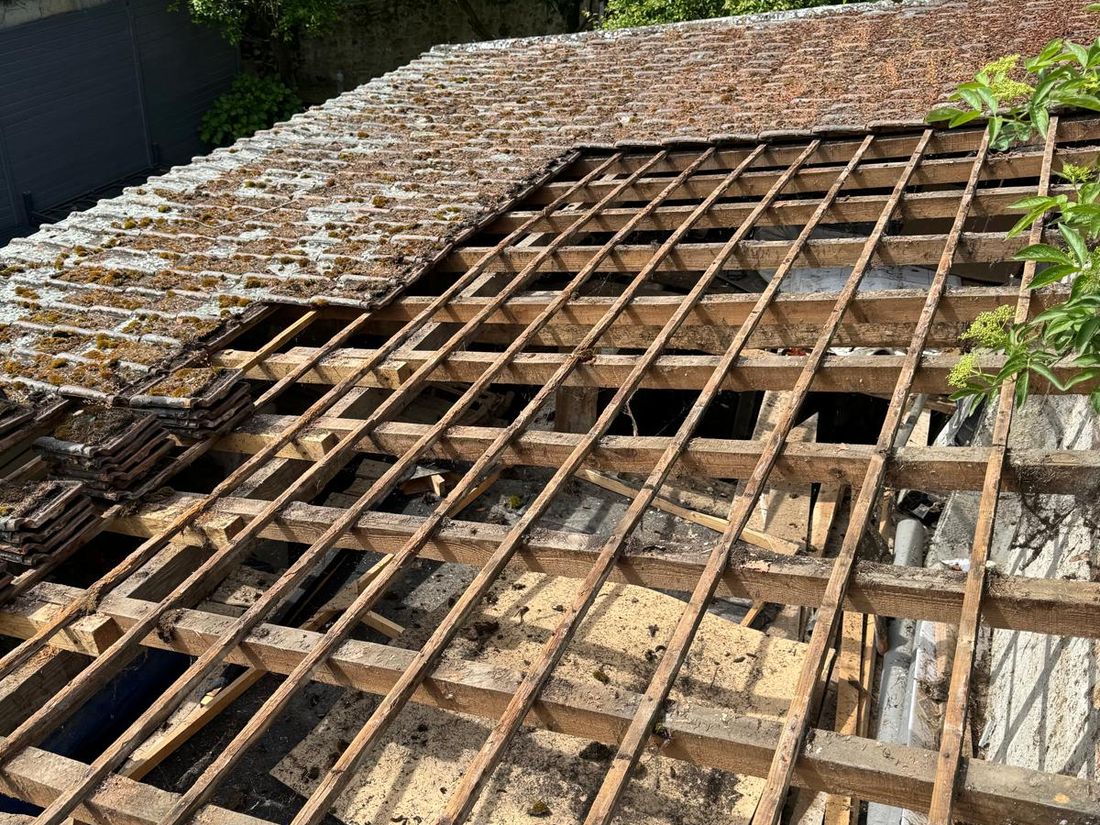 Charpente apparente après la dépose des tuiles, à Villepreux