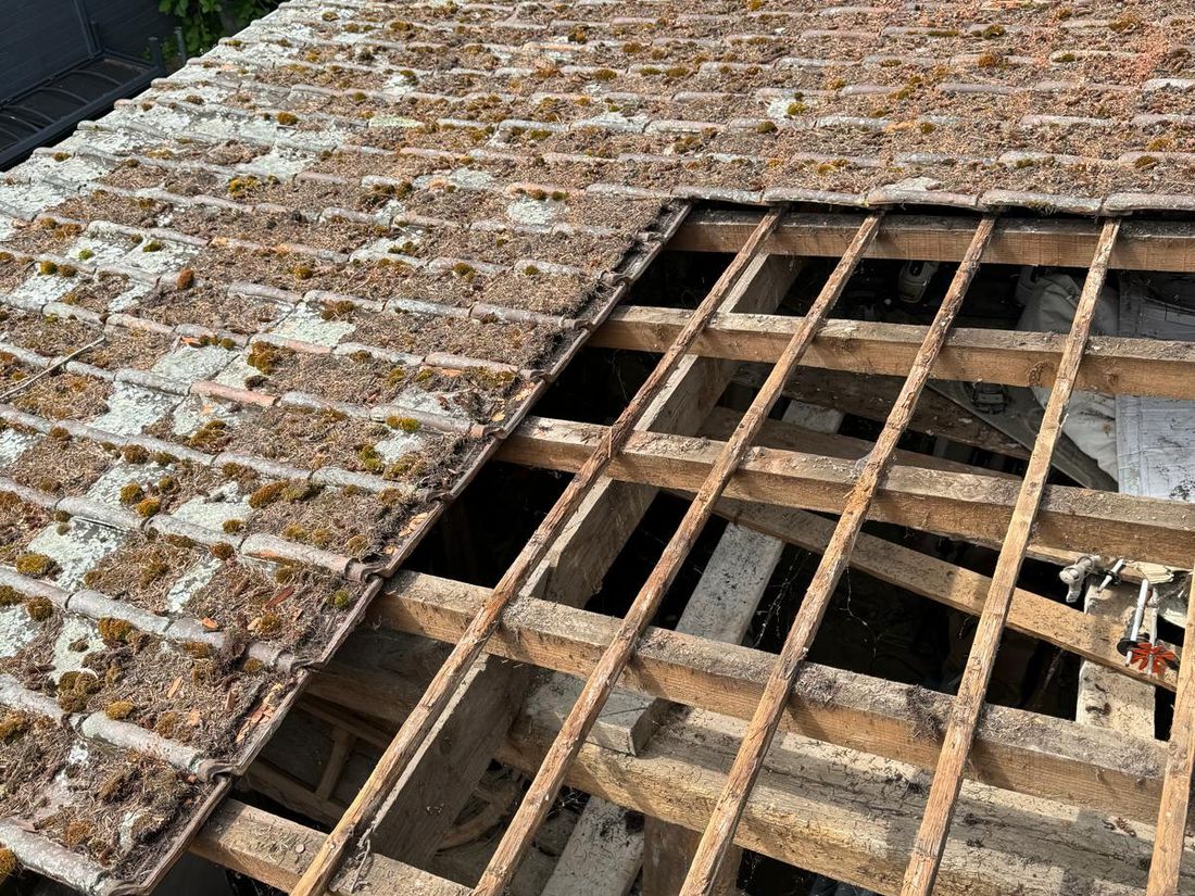 Versant ouvert sur l'ancien chevronnage, à Villepreux